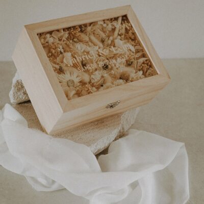 Urne vitrine en bois de mariage