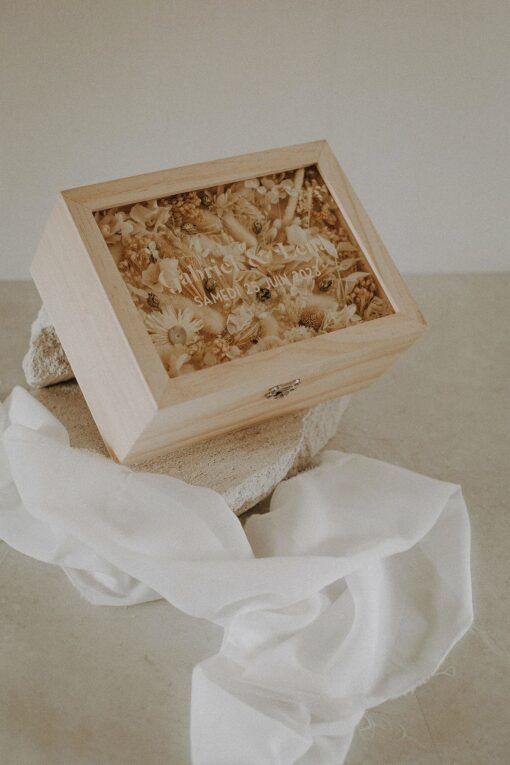 Urne vitrine en bois de mariage