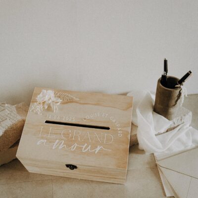 Urne en bois fleurie et fente pour enveloppes